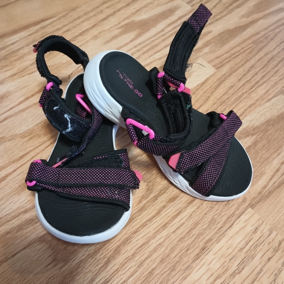 Skechers On The Go Sandals. Black & Pink. Girl's 11 - Picture 1 of 11